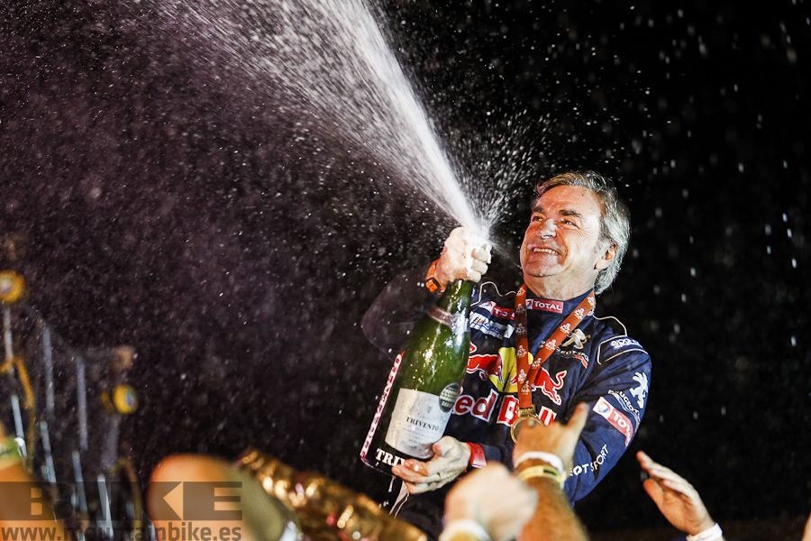 Carlos Sainz celebrando una de sus victorias en el Dakar. 