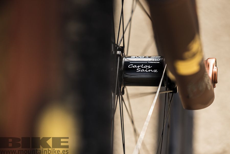 Las ruedas Prototype cuentan con unos bujes personalizados con el nombre del piloto grabado. 