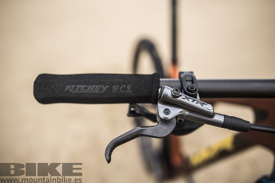Detalle de los puños Ritchey WCS junto a la maneta de freno Shimano XTR.