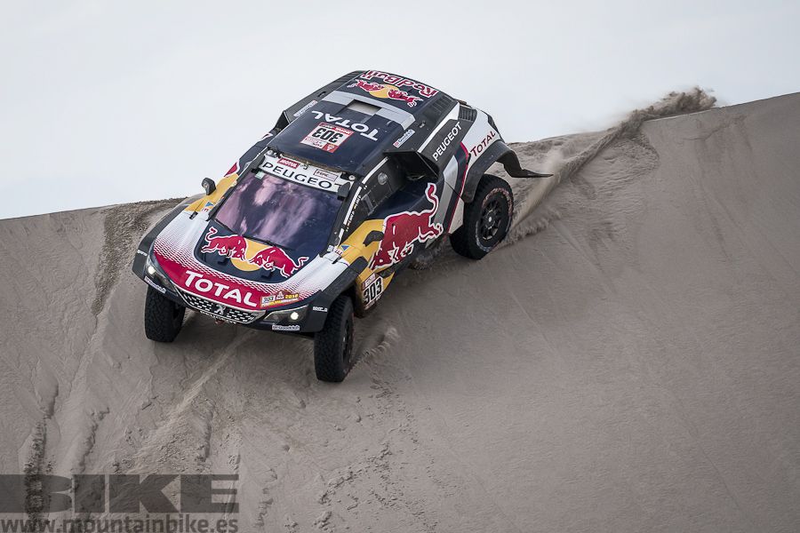 Carlos Sainz en una de las etapas del Dakar en su época con Peugeot. 
