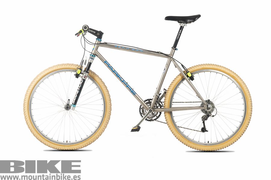 Silueta clásica para una bici de puro XC de mitad de los años noventa, así es la Parkpre 925 Team.