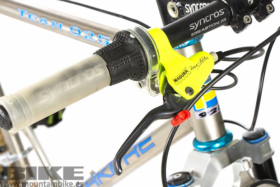 Frenos hidraúlicos Magura Race Line y unos mandos de cambio GripShift SRT800 X-Ray..