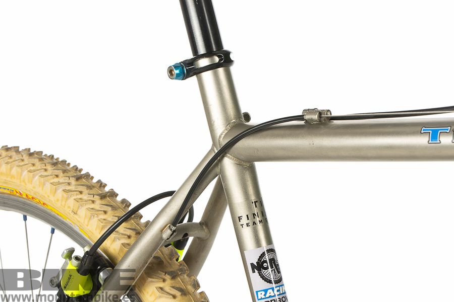 La propia marca definía este acabado como "Titanium finish", y realmente en la media distancia es difícil saber si es titanio o acero. 