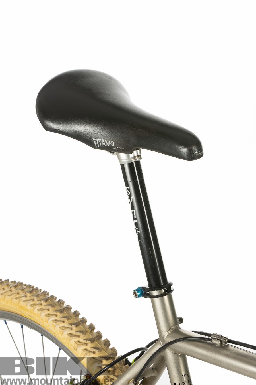 Diferente, pero para muchos de los que pedaleábamos en esa época, un sillín de referencia.