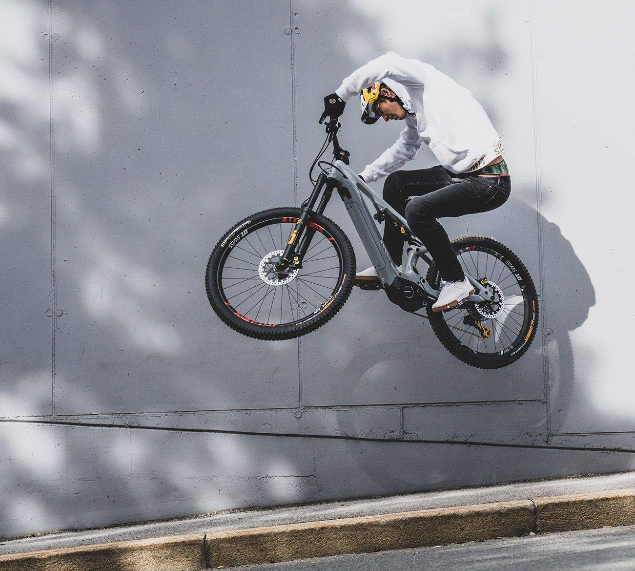 Fabio Wibmer con el nuevo amortiguador Öhlins TTX1 Air