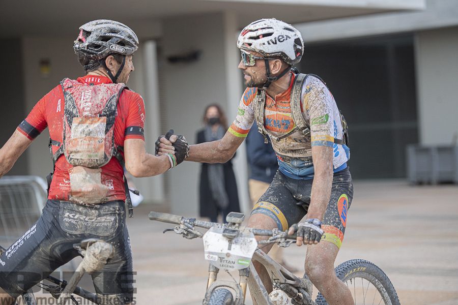  Josep Betalú y Sergio Mantecón se saludan después de la gran batalla que recayó en manos del de Siete Aguas.