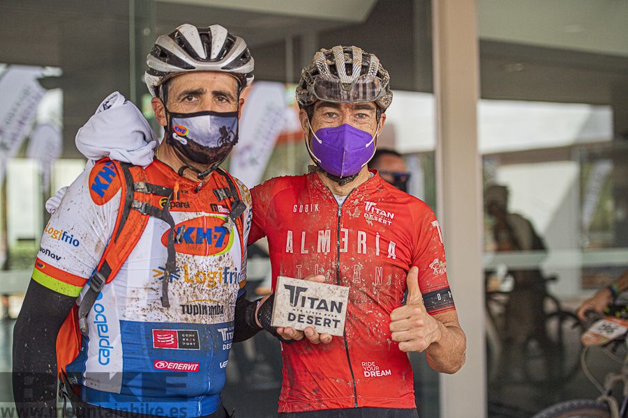 Miguel Indurain, el mejor ciclista de todos los tiempos, junto al vencedor de la Titan 2020, Sergio Mantecón.
