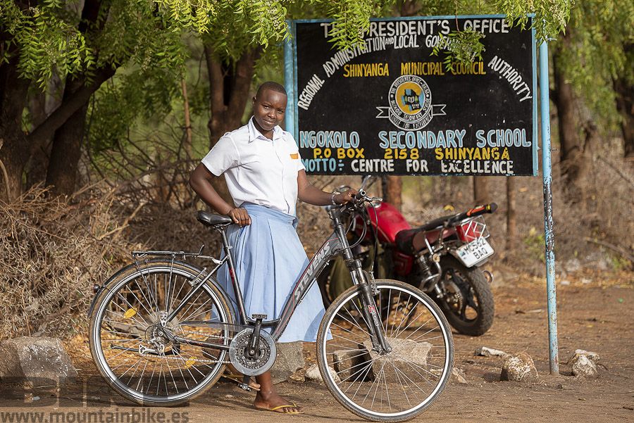 Poder desplazarse a la escuela de una manera más rápida es fundamental en Tanzania. 