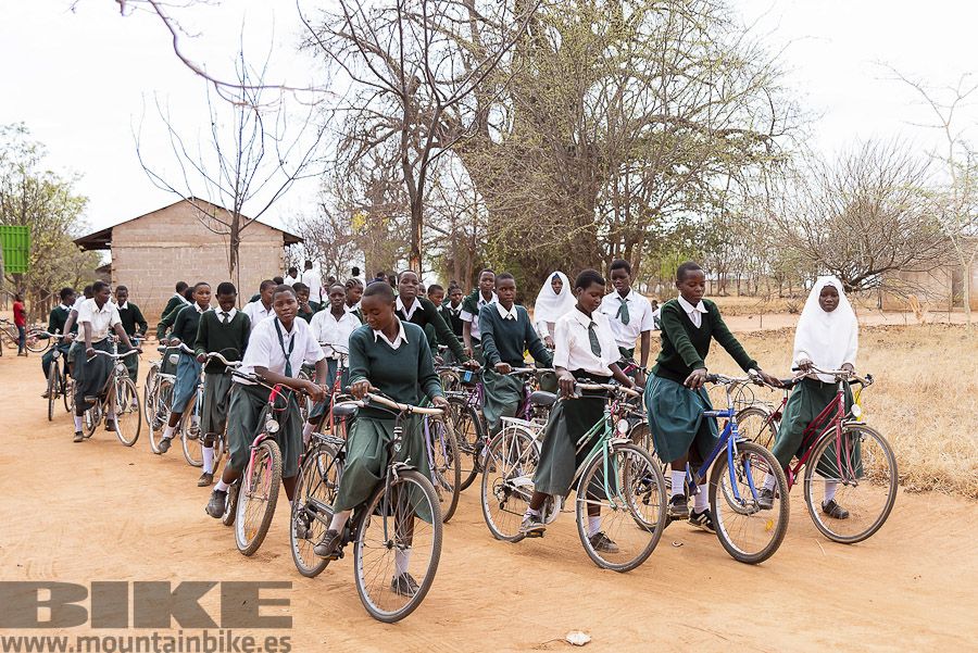 La bicicleta es un medio de transporte que puede facilitar el modo de vida de muchas personas en Africa. 