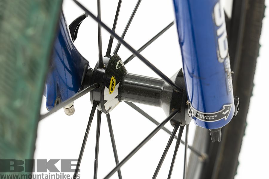Detalle de los bujes en las ruedas Mavic CrossMax con solo 18 radios en la rueda delantera. 
