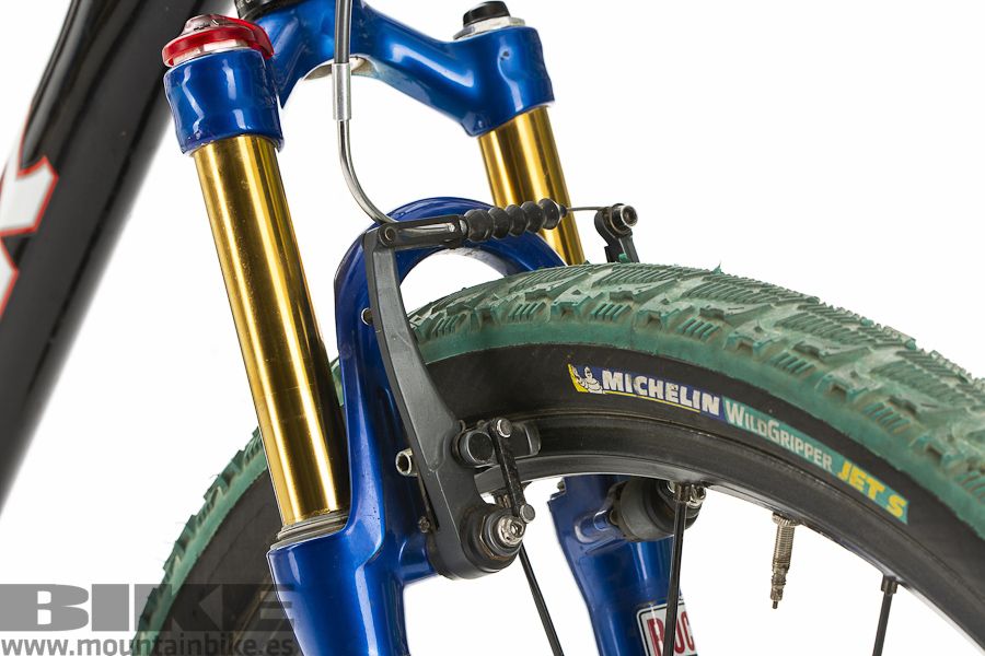 Detalle de los frenos Shimano XTR v-brake que fueron un referente durante años.