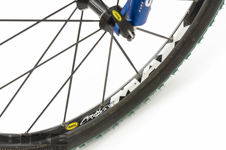 Ruedas Mavic CrossMax con recubirmiento cerámico en sus aros para mejorar la capacidad de frenada.