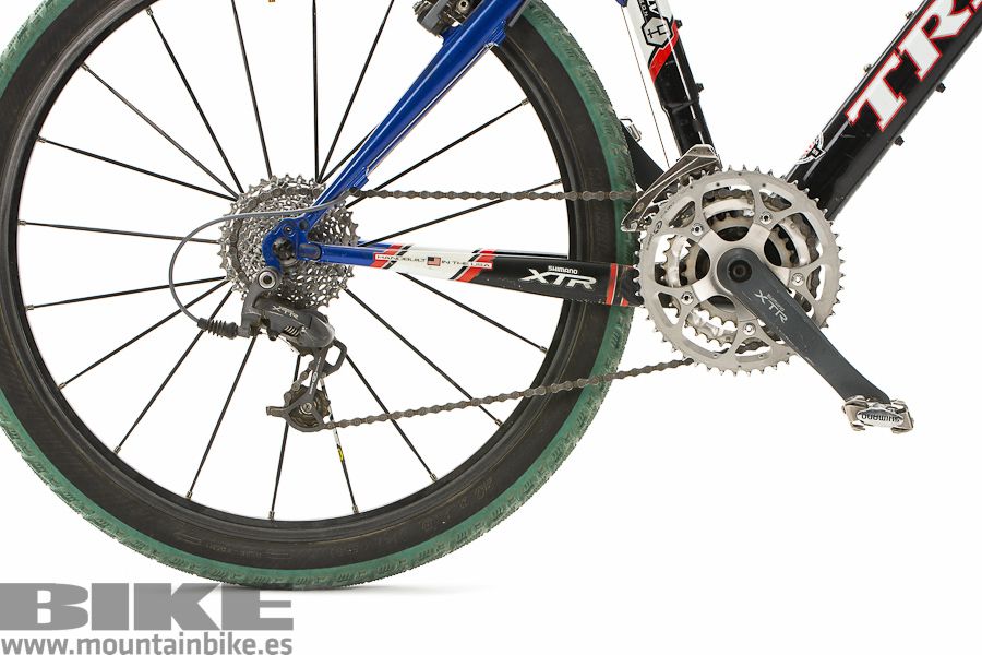 Transmisión Shimano XTR al completo y ruedas Mavic CrossMax forman un tandem muy racing.