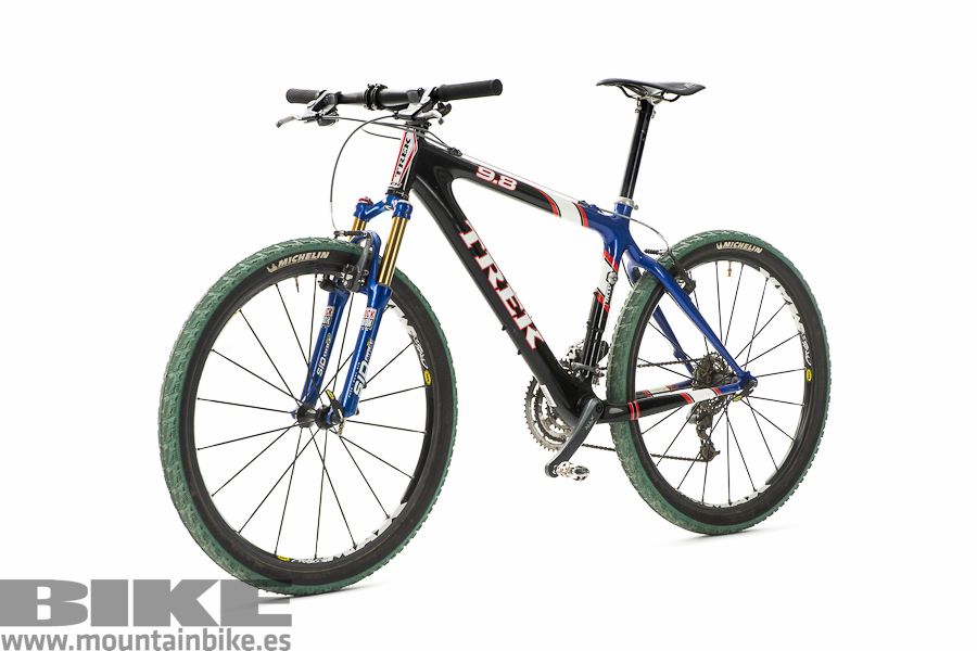 Toda una Mountain Bike de inicios del Siglo XXI. Fibra de carbono, ruedas de 26", peso increíble... una F1 de dos ruedas.