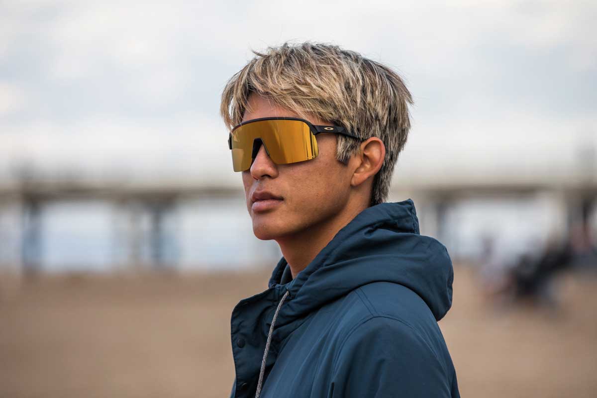 Kanoa Igarashi luciendo las nuevas Oakley Sutro Lite.