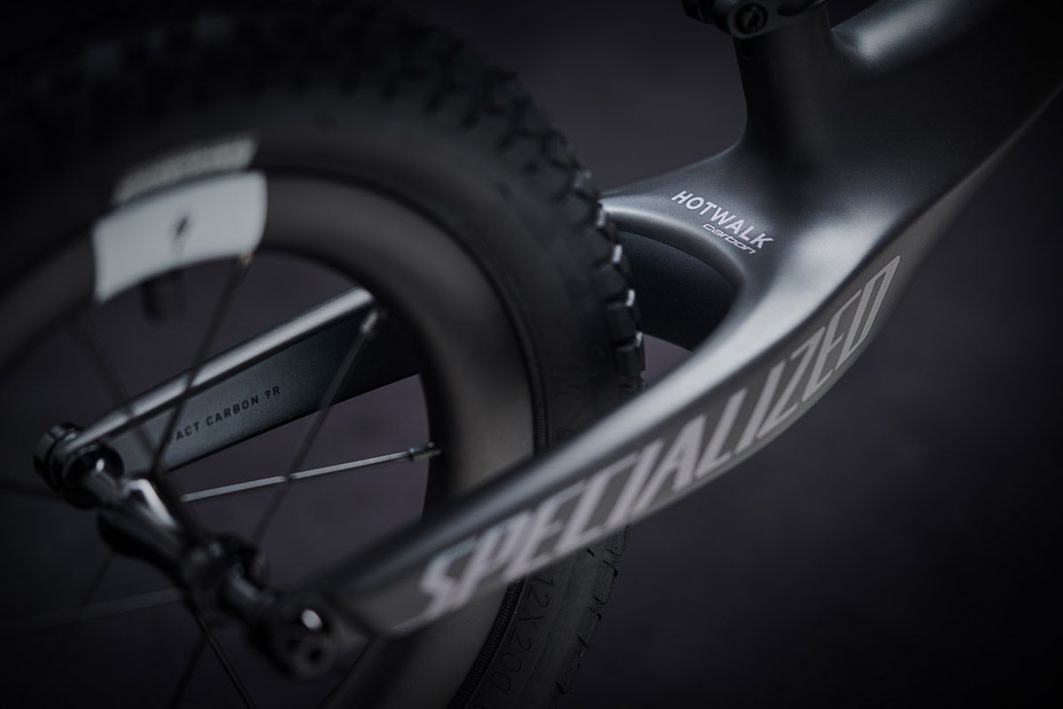 Hotwalk Carbon. El pepino de Specialized para niños (16)