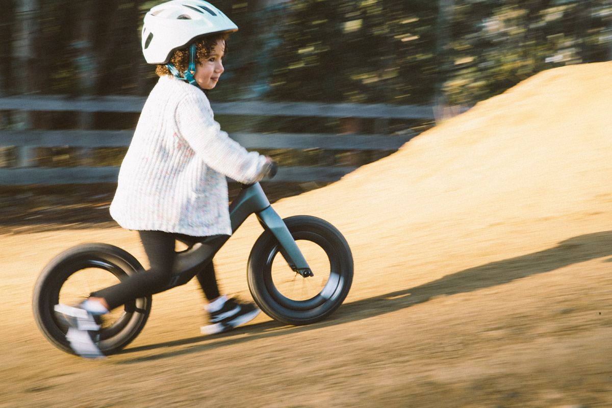 Hotwalk Carbon. El pepino de Specialized para niños (18)