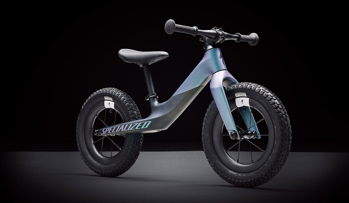 Hotwalk Carbon. El pepino de Specialized para niños