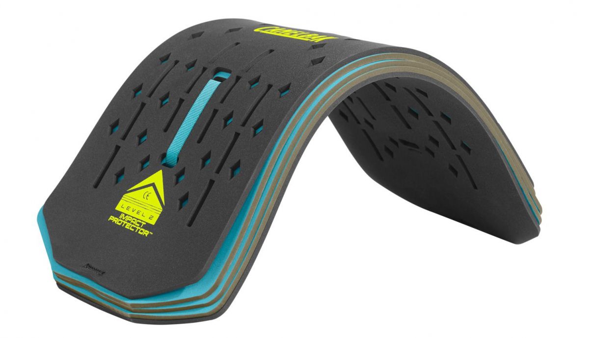 Camelbak Impact Protector pesa 200 gramos y está construido con 5 capas.