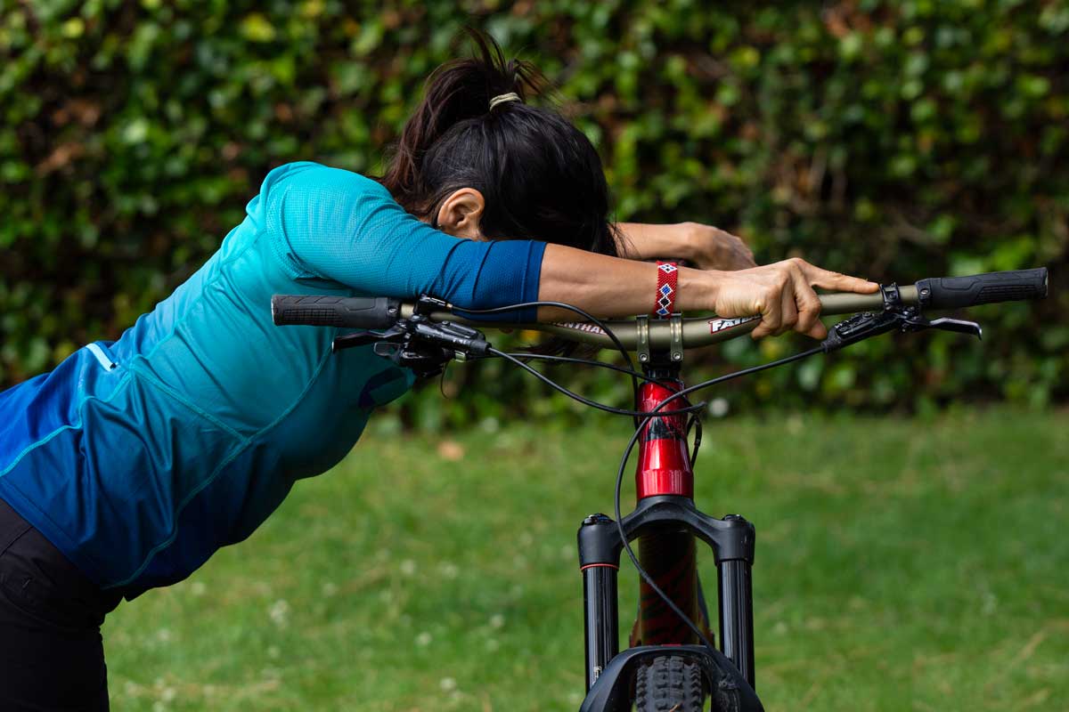 En estos estiramientos podemos hacer uso de nuestra bici.