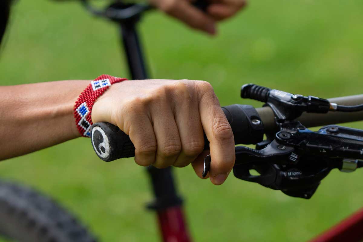 Pulsa el freno trasero para hacer este ejercicio con ayuda de tu bici