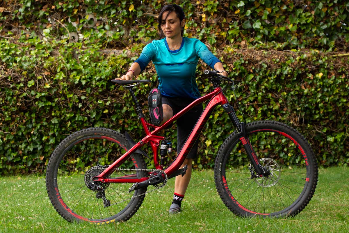 Sujeta tu bici desde el manillar y el sillín para mantener el equilbrio.