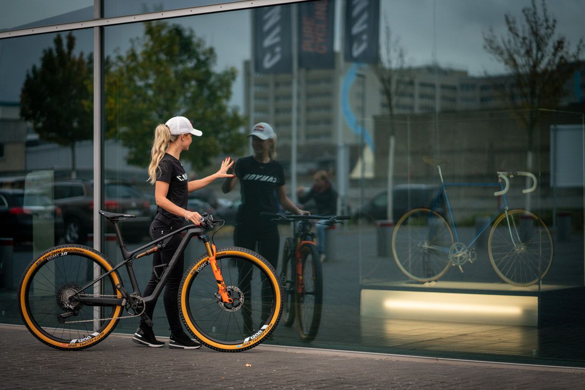 Emily Batty ficha por Canyon detalle 2