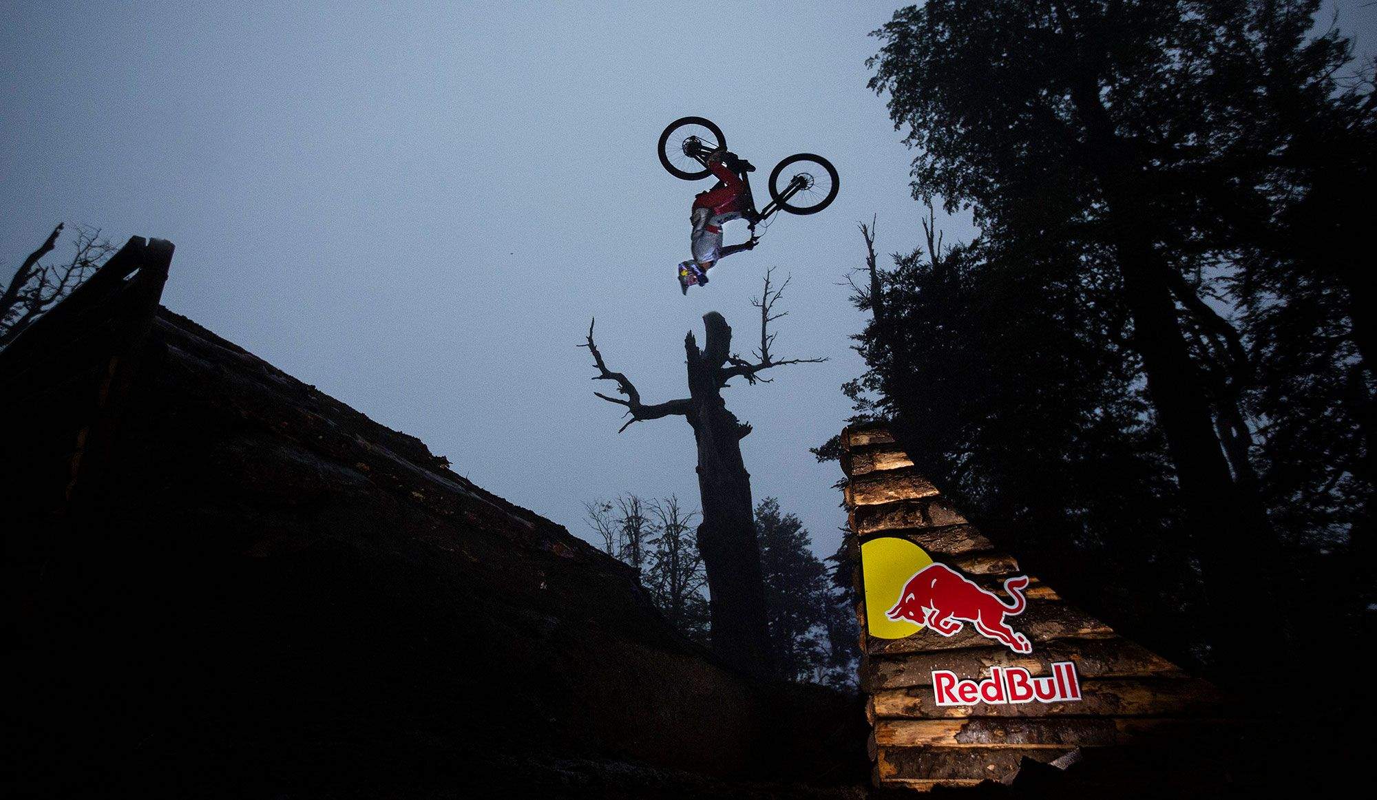 Este raider chileno logra un backflip en la oscuridad