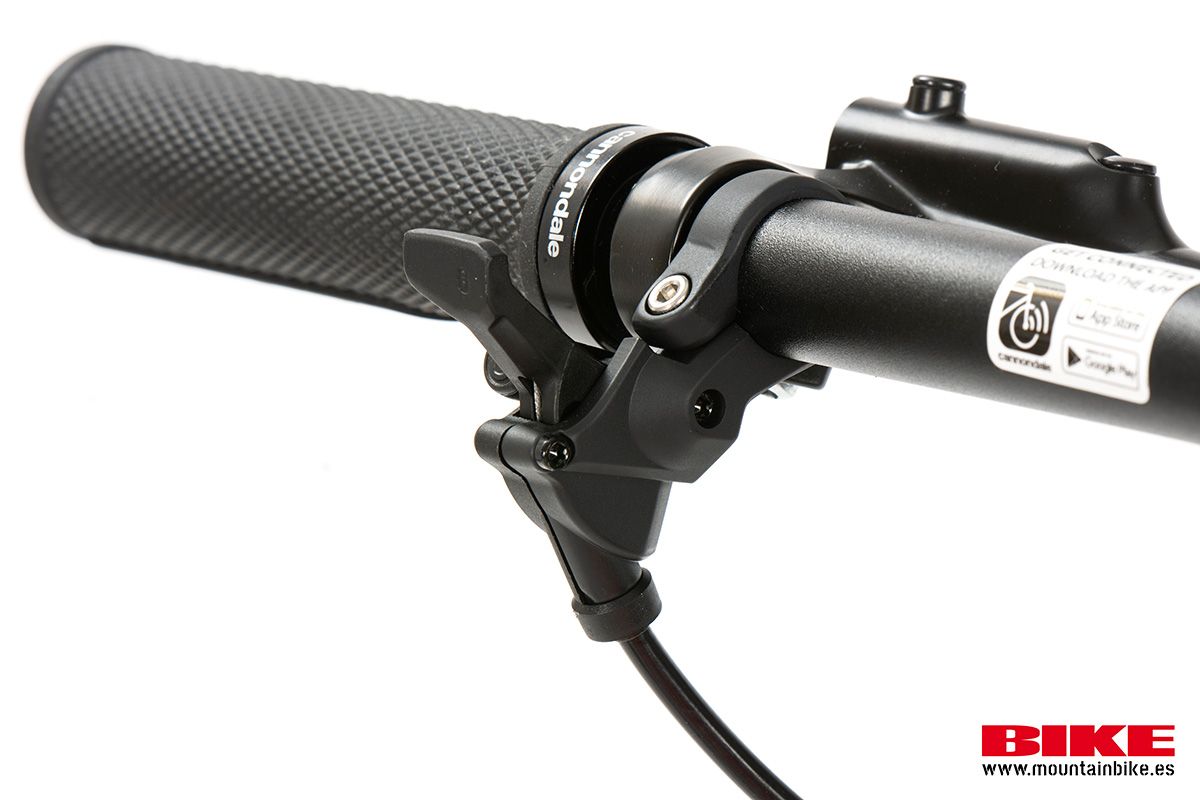 Mando de bloqueo remoto RockShox PopLoc. Un acceosorio habitual en bicicletas XC.
