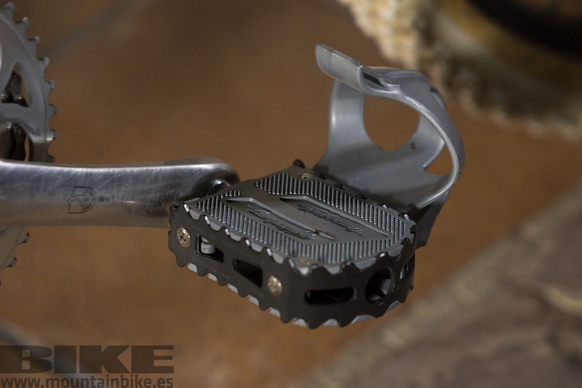 Los pedales son unos exclusivísimos Campagnolo Euclid con la puntera de plástico en perfecto estado. 