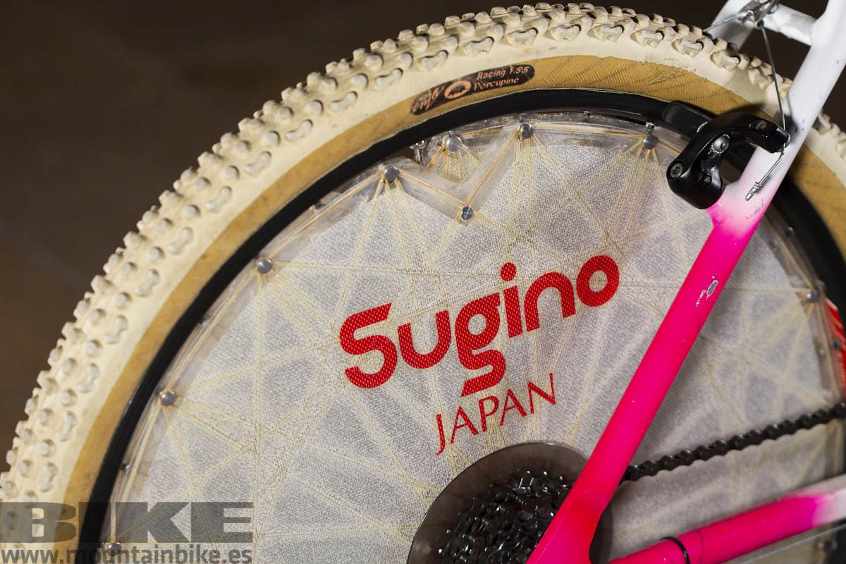 Las dos marcas japonesas Sugino y Tioga popularizaron las ruedas lenticulares en el MTB.