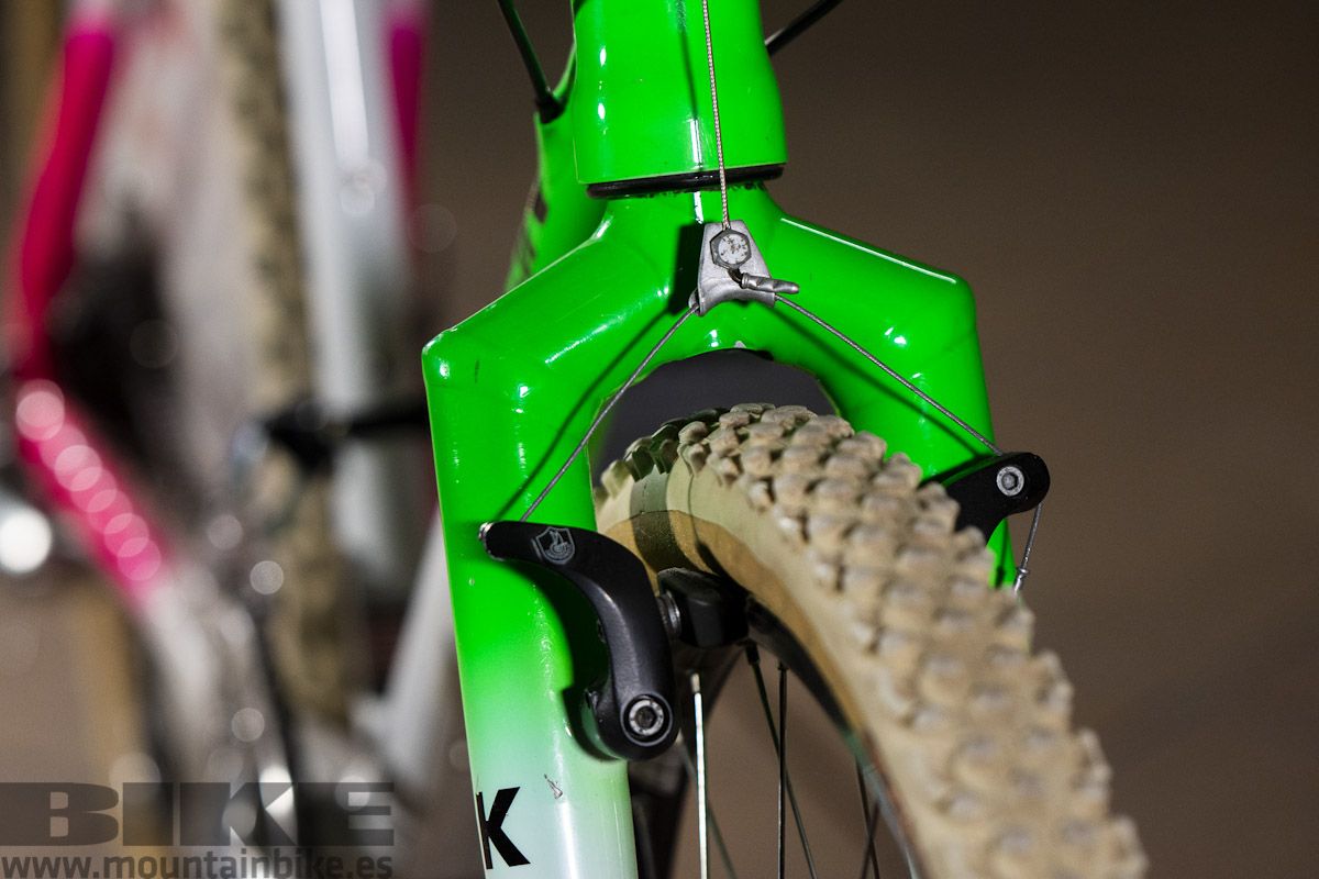 Detalle de los frenos Cantilever de Campy y la cabeza de la horquilla de tres piezas de aluminio soldadas.