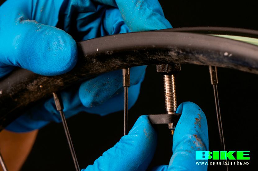 Tu Tubeless pierde aire mantenimiento (2) Tu Tubeless pierde aire mantenimiento (2)