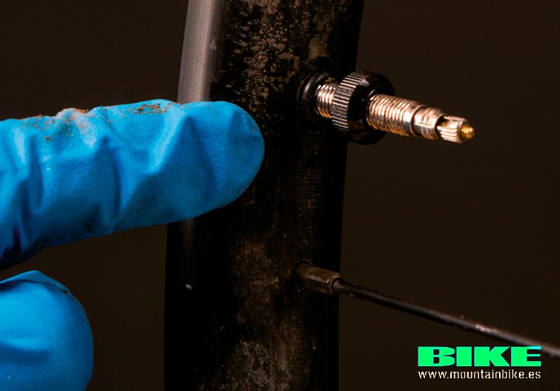 Tu Tubeless pierde aire mantenimiento (4) Tu Tubeless pierde aire mantenimiento (4)