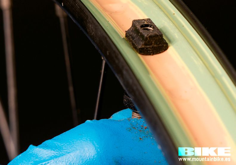 Tu Tubeless pierde aire mantenimiento (5) Tu Tubeless pierde aire mantenimiento (5)