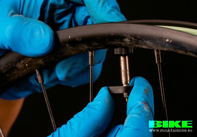 Tu Tubeless pierde aire mantenimiento (12) Tu Tubeless pierde aire mantenimiento (12)