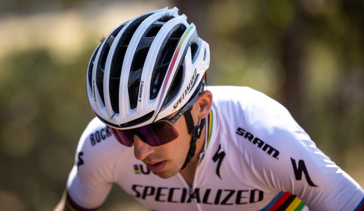 El campeón del Mundo Jordan Sarrou con el nuevo casco Specialized S-Works Prevail II Vent