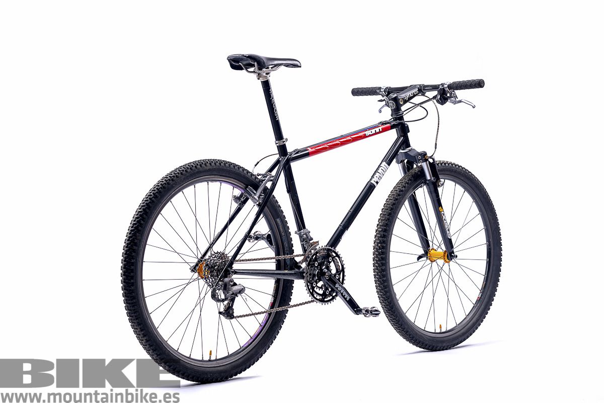 Shimano XTR de segunda generación, platos TA de orgen francés, bielas RaceFace... una tope de gama que rondaba las 269.000 pesetas (bastante menos de 2.000€)