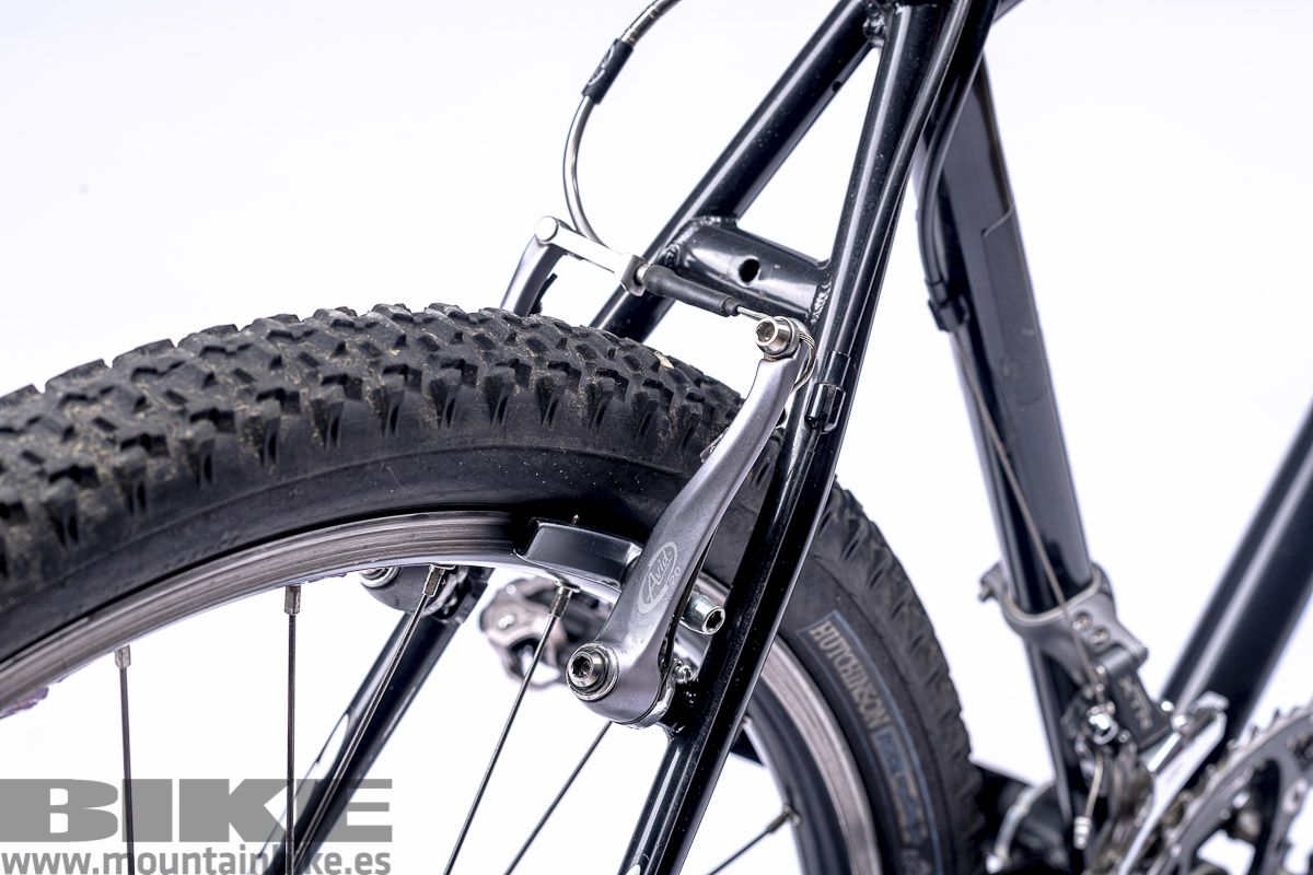 Frenos Avid SD con portazapatas metálicos y fundas Nokon para accionar los frenos V Brake.