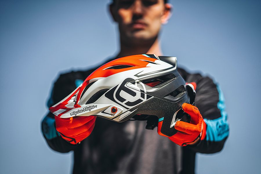 Mondraker y Troy Lee Design, así es su colección de ropa