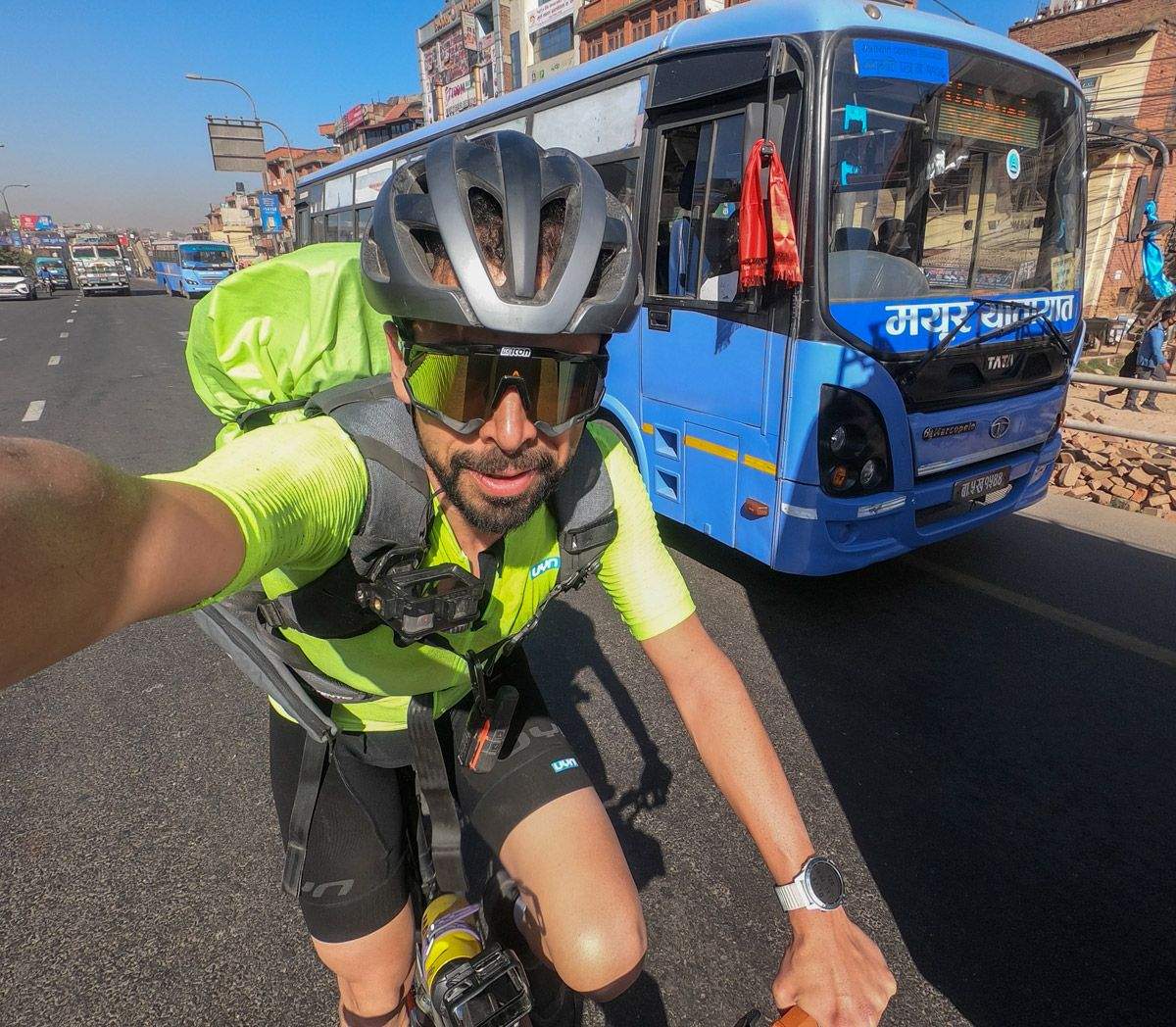 Al Campo base del Everest en bici y en invierno. La aventura de Omar di Felice (1)