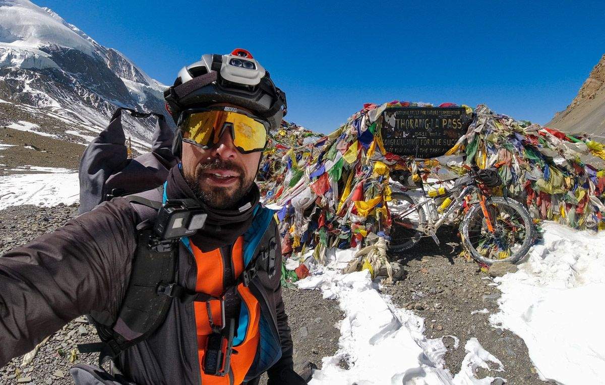 Al Campo base del Everest en bici y en invierno. La aventura de Omar di Felice (4)