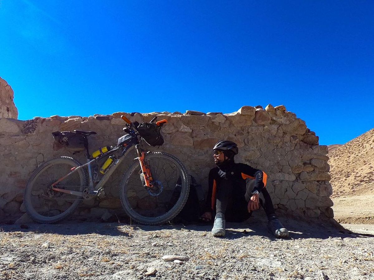 Al Campo base del Everest en bici y en invierno. La aventura de Omar di Felice (12)