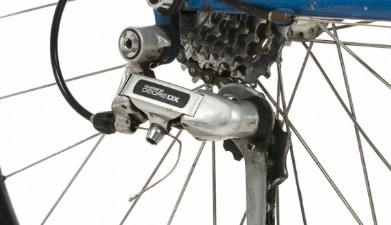 Piñones de 11 a 28 dientes y cambio trasero Shimano Deore DX, el segundo nivel de calidad en 1990. 