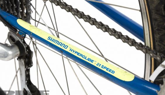 Detalle de la vaina derecha con el "protector" y el nombre de Shimano.