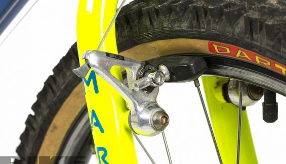 Detalle de los frenos cantilever y las cubierta Panaracer Dart delantera, no original de este modelo.