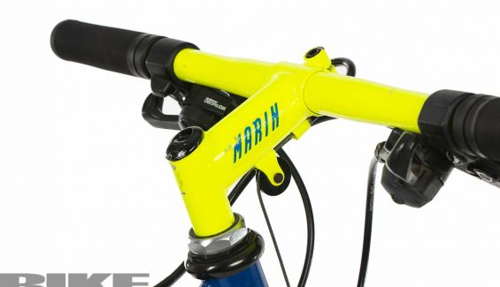 Dirección de 1 pulgada Shimano Deore XT y detalle de la potencia con polea para el cable de freno delantero.