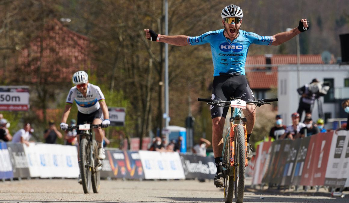 Copa del Mundo XCO 2021. Victor Koretzky entrando en meta vencedor