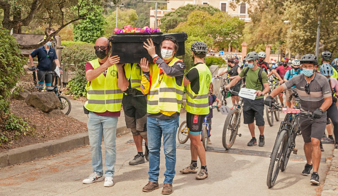 Entierro simbólico del MTB frente al Consorcio del Parque de Collserola. Foto Andrei Farcasanu