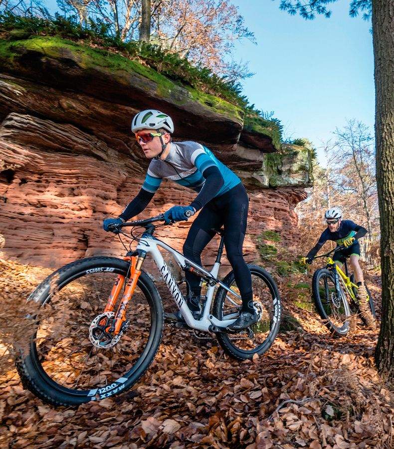 En nuestro recorrido de pruebas, una vuelta tras otra se convierte en una carrera. Aquí Canyon contra Scott.